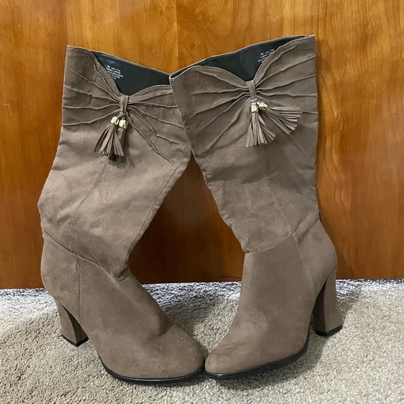 Monet Faux Suede Tan Knee High Boots With Tassels Zippered Closure Women’s 7 - Picture 2 of 2